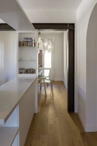 Casa_AJ luce e ombra VS naturale e artificale - Studio Tommaso Vecci Architetto Firenze - Zona ingresso con vista sulla cerchiatura in ferro e sull’ampio piano di appoggio della zona cucina