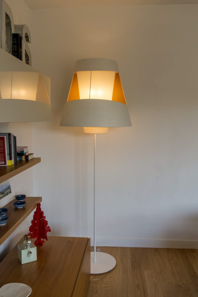 Casa_AJ luce e ombra VS naturale e artificale - Studio Tommaso Vecci Architetto Firenze - Dettaglio lampada a terra e mobile in legno