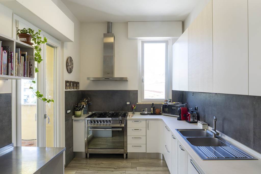 Un esempio di riorganizzazione funzionale: Casa_M-P - cucina - architetto Tommaso Vecci Firenze