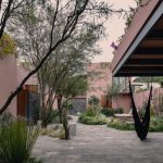 Ian Pablo Amores crea a San Miguel de Allende un hotel rosa con giardino interno - Tommaso Vecci architetto Firenze